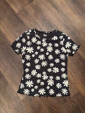 SO Black Short Sleeve Daisy Print Tee